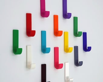 Kleurige en stevige wandhaken – ideaal voor jassen en tassen. Schroefbaar of zelfklevend, montage inbegrepen.