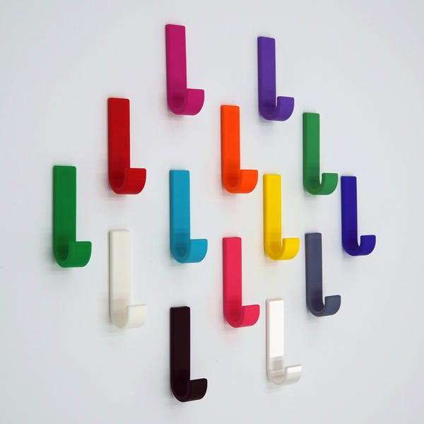Colorful wall hooks with high load capacity – ideal for jackets, bags, and more. Screw-on or self-adhesive, including mounting hardware.