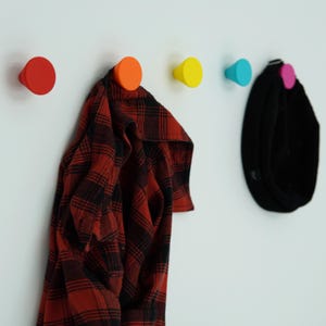 Colorful coat hooks & knobs – in cone shape, with high load-bearing capacity – ideal for jackets, bags and more, including mounting material.