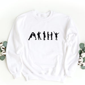 Könnte beinhalten: Weißer Pullover mit einer schwarzen Silhouette von sieben Personen, die das Wort "ARMY" buchstabieren.