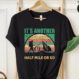 Es ist eine weitere halbe Meile oder so T-Shirt, Camper Shirt, Bergsteiger Geschenk, Outdoor-Enthusiast