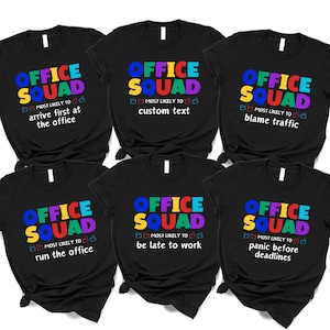 Puede incluir: Seis camisetas negras con las palabras "OFFICE SQUAD" en letras de colores. Cada camiseta tiene una frase diferente debajo, como "llegar primero a la oficina" o "culpar al tráfico".