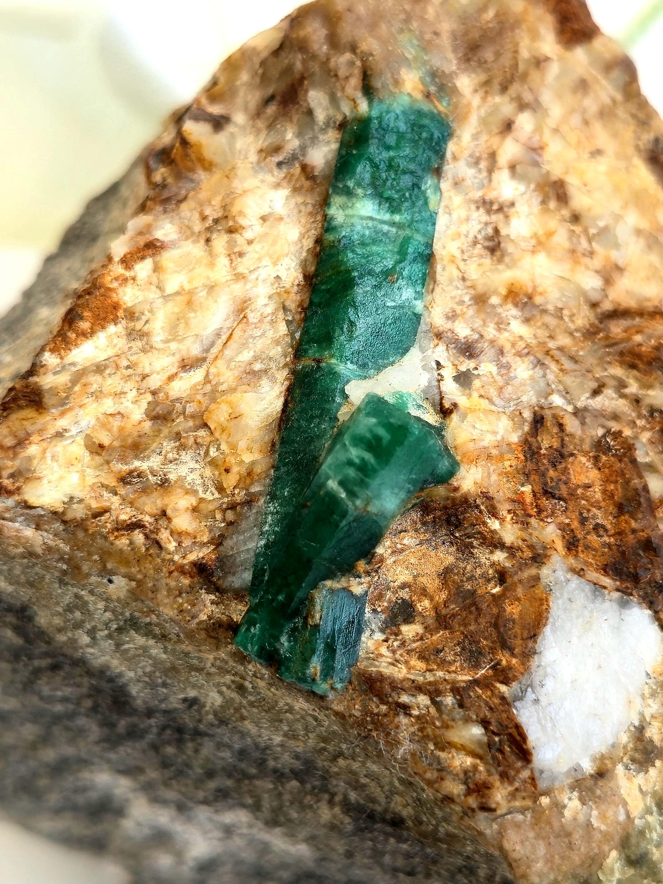 パンジシール産エメラルド（マトリックス入り） – 1000g 原石