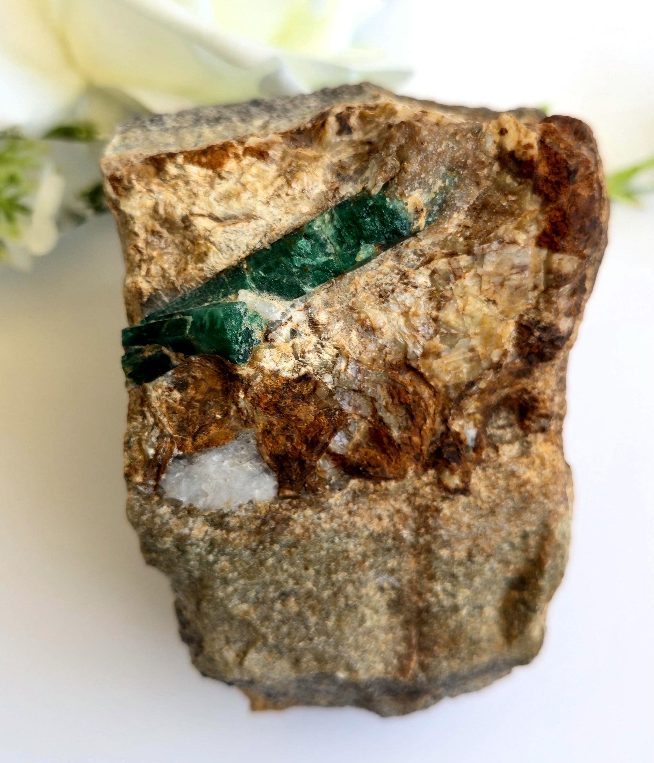 パンジシール産エメラルド（マトリックス入り） – 1000g 原石