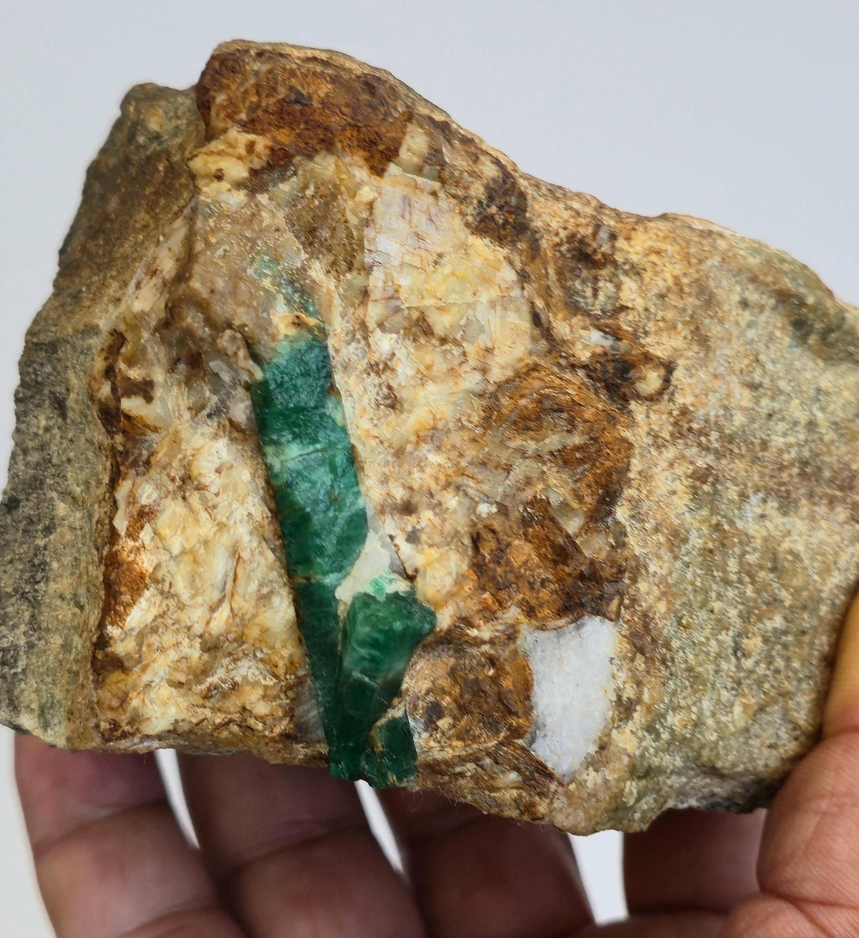 パンジシール産エメラルド（マトリックス入り） – 1000g 原石