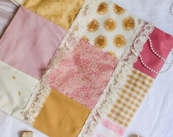 Borsa a tracolla patchwork fatta a mano con sole colorato rosa e giallo