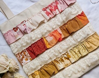 Borsa a tracolla fatta a mano con volant patchwork colorato e pizzo