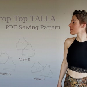 Puede incluir: Un patrón de costura PDF para un top corto llamado "TALLA". El patrón incluye tres vistas diferentes: Vista A, Vista B y Vista C. Una mujer lleva un top corto negro con ribete de encaje, que es similar al top corto de la Vista B.