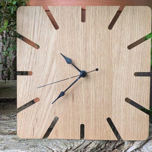 Wall clock made of oak wood, with radio-controlled movement