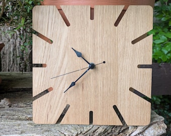 Reloj de pared fabricado en madera de roble, con movimiento radiocontrolado.