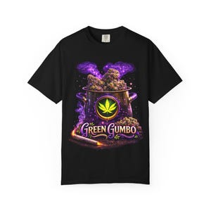 Könnte beinhalten: Schwarzes T-Shirt mit einer farbenfrohen Grafik eines Kochtopfs mit Cannabisknospen, einem brennenden Joint und dem Text "Green Gumbo". Der Topf hat ein Cannabisblatt-Emblem.