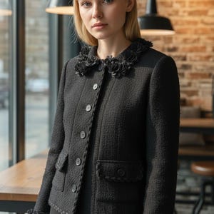 Handgemaakt jack van zwarte wolmix: kraag met bloemen, vintage stijl