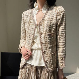 Giacca beige con scollo a V e motivo a quadri in tweed bouclé fatto a mano con bottone dorato