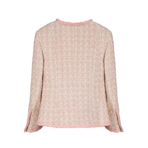 K&ouml;nnte beinhalten: Hellrosa Tweedjacke mit strukturiertem Gewebe. Die Jacke hat lange &Auml;rmel und einen runden Ausschnitt, der mit einem zarten rosa Fransenbesatz versehen ist. Die Manschetten haben ebenfalls ein rosa Fransen Detail. Die Jacke ist ein klassischer Stil.