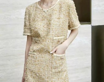 Vestido de tweed bouclé hecho a mano: detalle de flecos dorados, botones dorados