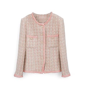 K&ouml;nnte beinhalten: Hellrosa und beige Tweedjacke mit rundem Ausschnitt und langen &Auml;rmeln. Die Jacke hat eine rosa Einfassung an den Kanten, Taschen und Knopfverschl&uuml;ssen. Der Stoff hat eine gewebte Textur.