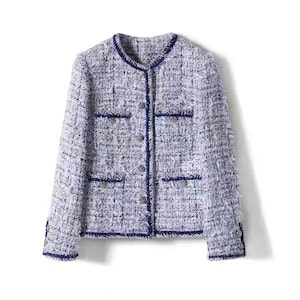 Giacca in tweed azzurro e bianco fatta a mano per donna / Blazer corto in bouclé con bottoni argentati / Elegante capospalla in stile francese