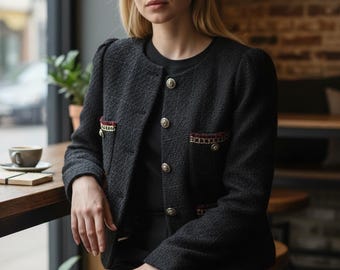 Handgemachte Schwarze Tweed Bouclé Jacke mit Ketten Details, Burgunderroter oder Roter Borte, 2styles