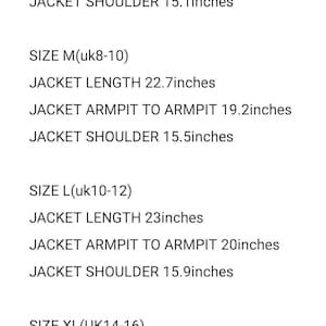 Op de afbeelding: Een maattabel voor een jas met maten in inches voor de maten S, M, L en XL. De tabel toont de jaslengte, de oksel tot oksel en de schoudermaten voor elke maat.