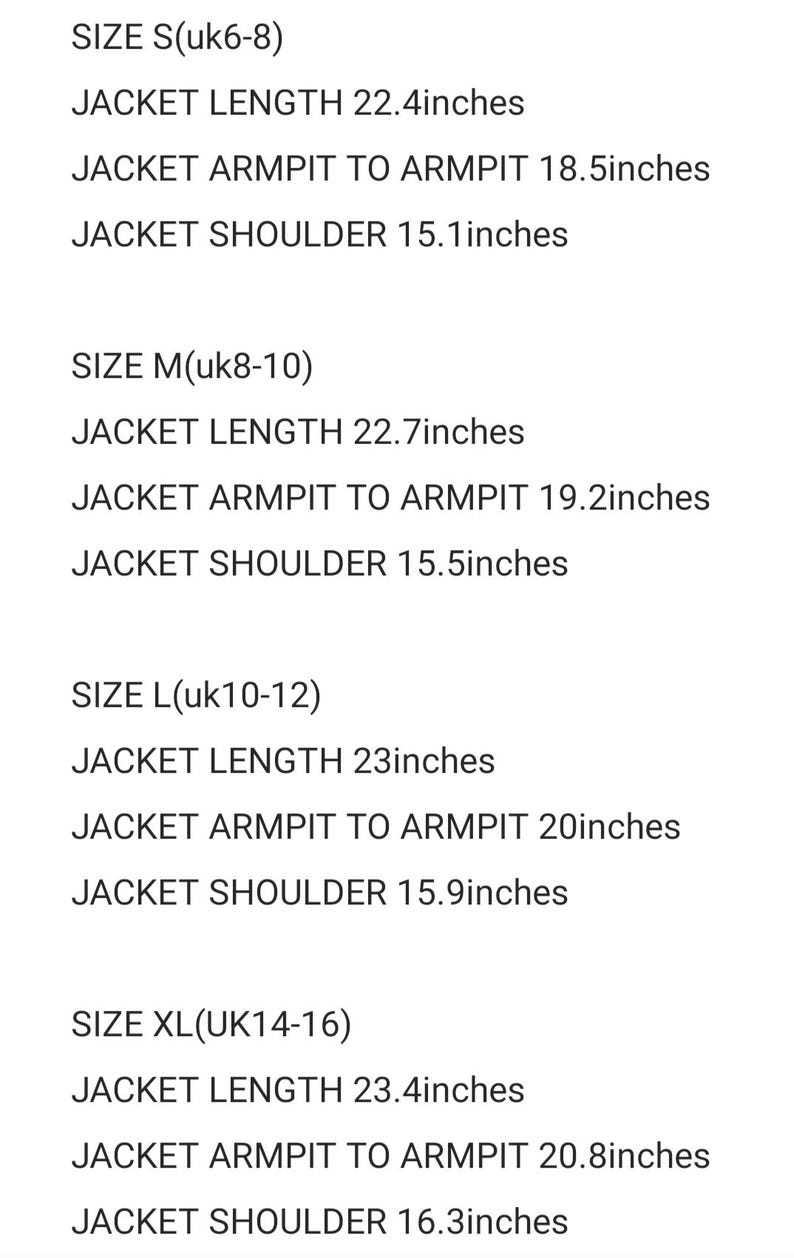 Op de afbeelding: Een maattabel voor een jas met maten in inches voor de maten S, M, L en XL. De tabel toont de jaslengte, de oksel tot oksel en de schoudermaten voor elke maat.