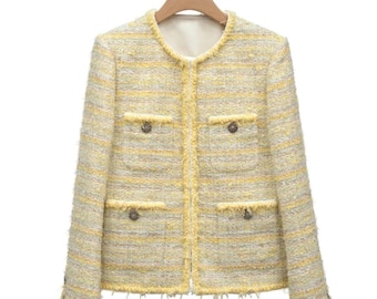 Chaqueta amarilla de tweed bouclé hecha a mano con lentejuelas ligeras