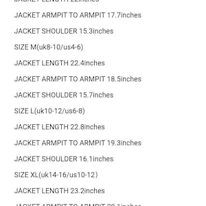 K&ouml;nnte beinhalten: Wei&szlig;er Text auf wei&szlig;em Hintergrund, der Jackenma&szlig;e f&uuml;r die Gr&ouml;&szlig;en S, M, L und XL angibt. Die Ma&szlig;e umfassen Jackenl&auml;nge, Achsel zu Achsel und Schulterbreite in Zoll. UK- und US-Gr&ouml;&szlig;en&auml;quivalente sind ebenfalls aufgef&uuml;hrt.