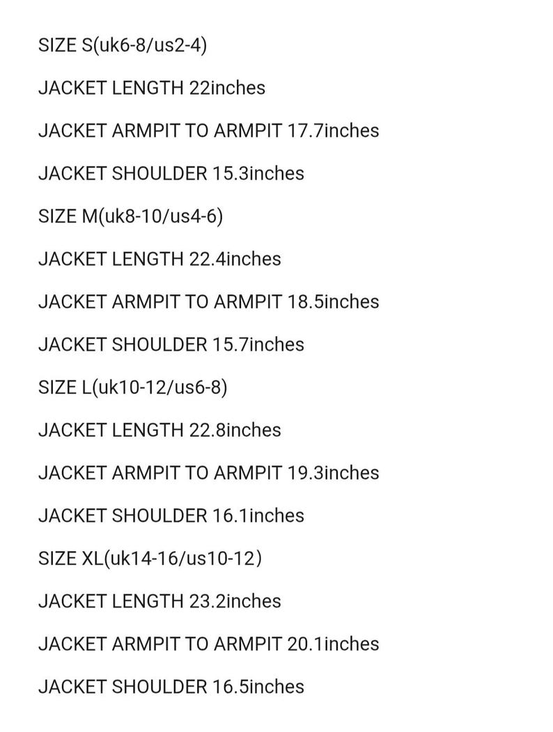 K&ouml;nnte beinhalten: Wei&szlig;er Text auf wei&szlig;em Hintergrund, der Jackenma&szlig;e f&uuml;r die Gr&ouml;&szlig;en S, M, L und XL angibt. Die Ma&szlig;e umfassen Jackenl&auml;nge, Achsel zu Achsel und Schulterbreite in Zoll. UK- und US-Gr&ouml;&szlig;en&auml;quivalente sind ebenfalls aufgef&uuml;hrt.