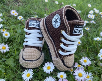 Babyschuhe von Converse. Gehäkelte Babyschuhe