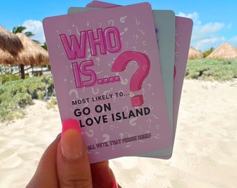 Puede incluir: Una tarjeta de juego rectangular de color rosa con el texto WHO IS... MOST LIKELY TO... GO ON LOVE ISLAND. La tarjeta tiene un signo de interrogación rosa grande y un patrón de fondo de signos de interrogación blancos. El texto inferior dice ALL VOTE, THAT PERSON DRINKS.