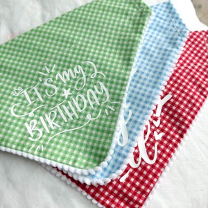 Bandana para cachorro de aniversário, acessório para animais de estimação com estampa xadrez, bandana para coleira deslizante