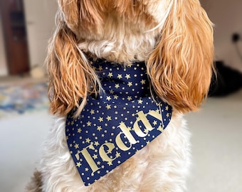Personalizowana bandana dla psa, świąteczny dodatek dla psa, imię psa, chusta na szyję, granatowe i złote gwiazdki