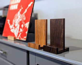 Now Playing-albumdisplay: handgemaakte houten vinylplatenstandaard