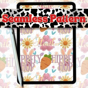 Peut inclure: Une tablette numérique affiche un motif sans couture avec des éléments sur le thème de Pâques. Le motif comprend des lapins, des carottes, des fleurs et le texte "HIP PITY HOP". Le mot "Heather" est également présent. Un stylet est posé sur le côté.