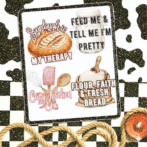 Op de afbeelding: Een digitale kunstprint met illustraties en tekst over brood. Het ontwerp bevat een zuurdesembrood, een pot met de tekst "Feed Me & Tell Me I'm Pretty" en een zak bloem. De woorden "Sourdough is My Therapy" en "Cozy Kitchen Era" zijn ook aanwezig.
