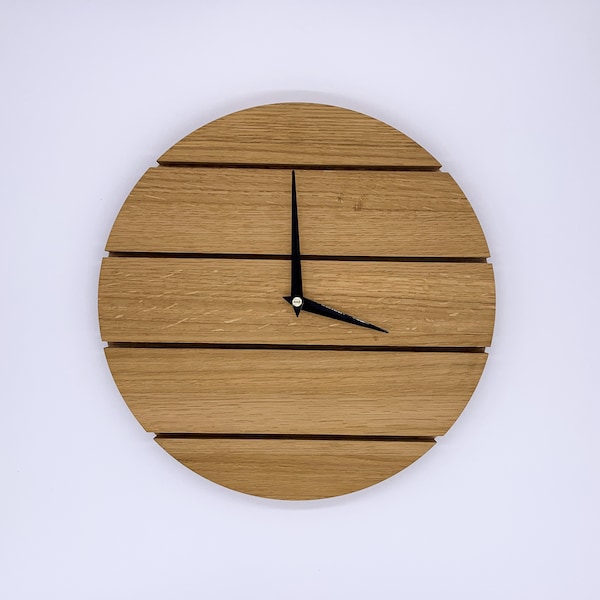 Wanduhr Holz Eiche - langlebiges, nachhaltiges, regionales Vollholz . Designvolle Uhr mit lautlosem Uhrwerk und Aufhängung. Natur für Innen.