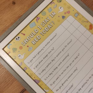 Dovrei restare a letto oggi? Divertente lavagna delle decisioni - Regalo originale incorniciato in formato A4 per adolescenti e studenti - Originale cartellone da parete cancellabile a secco sulla procrastinazione