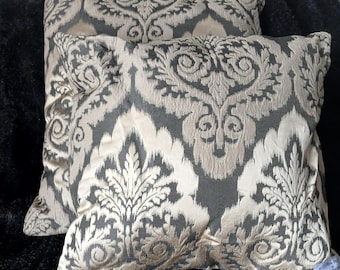 Conjunto de almofadas decorativas artesanais em damasco cinza e creme.