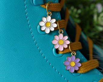 Lace Daisy Pendant Shoe Charm | Shoe Accessories | Skate Accessories | Cute accessories | Wild Flowers | Doc Martins