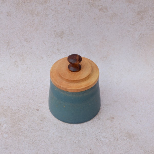 Keramikdose mit gedrechseltem Holzdeckel, petrol blau