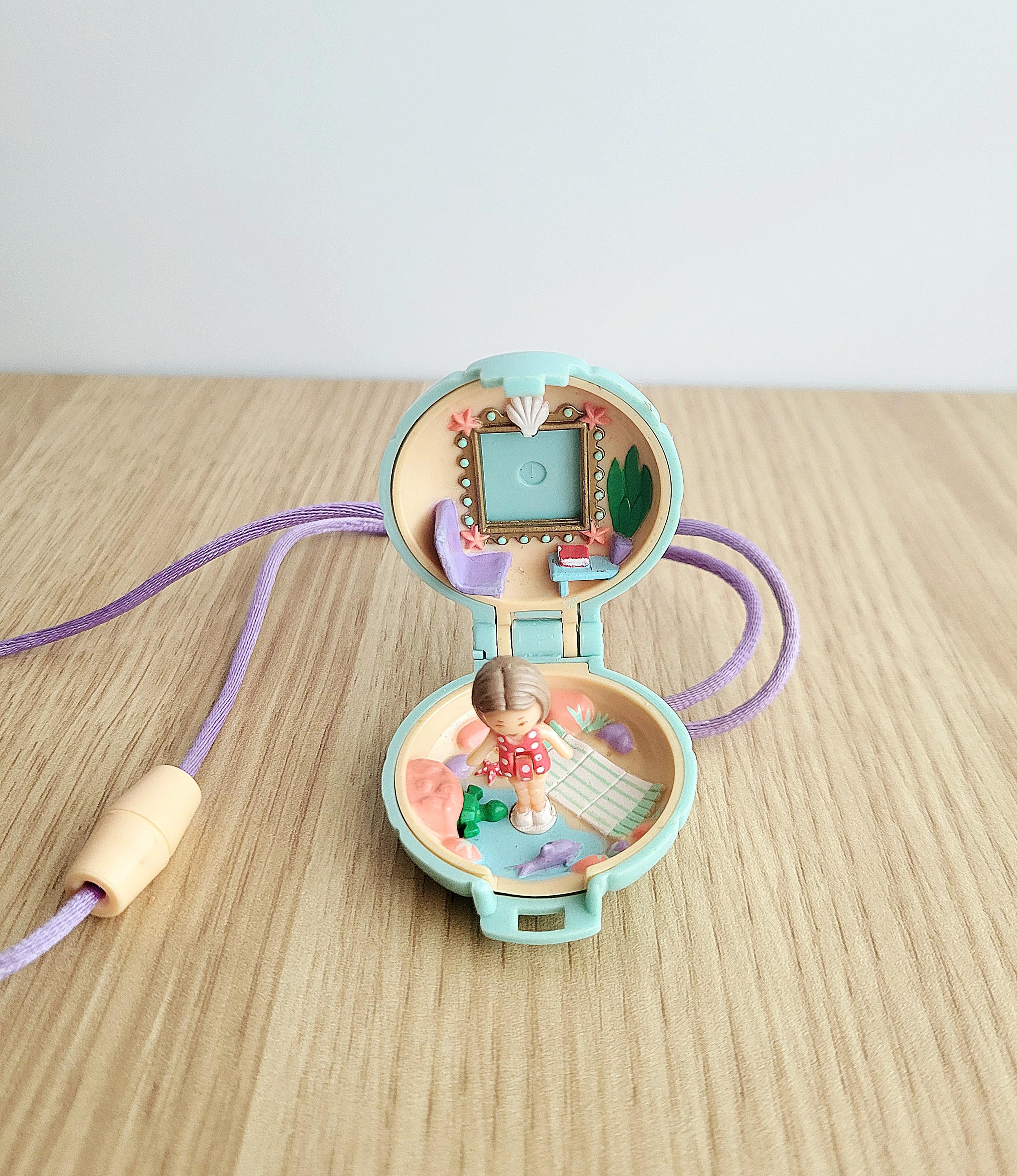 Vintage Polly pocket Little Lulu dans son médaillon au bord