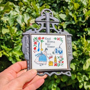 Vintage-Untersetzer aus Gusseisen und Keramikfliesen, Wandbehang „Gott segne unser Zuhause“ im MCM-Cottagecore-Stil für die Küche