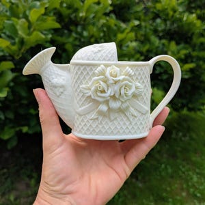 Hermitage Pottery Mini Keramik Vattenkanna Planter 3D Rosrelief Korgflätad Off-White TAG ON