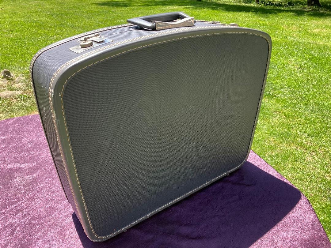 Grande valise rouge vintage, American Tourister, bagage des années 60 70, intérieur en satin beige d'origine dans un état incroyable - France