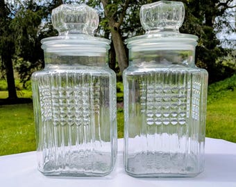 Zestaw 2 pojemników na cukierki Koeze's Glass Apothecary Jar w kształcie kwadratu z wzorem waflowym, do kuchni, z lat 80. i 90. XX wieku, do apteki w stylu retro