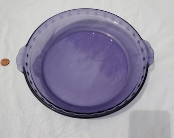 Plato de tarta Pyrex morado vintage con borde festoneado