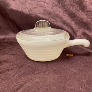 FireKing witte glazen bonenpot chilikom pyrex glazen handvat en deksel art deco bijenkorf