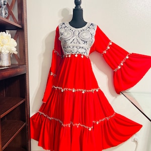 首周りに刺繍が施されたアフガニスタンのロングドレス / アフガニスタンのロングドレス、フリル袖のレディースドレス