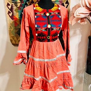 首、スカート、袖に刺繍が施されたアフガニスタンのモダンなドレス / 美しいアフガニスタンのドレス