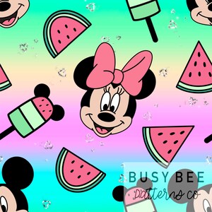 Op de afbeelding: Een naadloos patroon met een cartoon Minnie Mouse met een roze strik, watermeloenplakjes en ijslolly's met watermeloenontwerpen. De achtergrond is een gradiënt van roze, blauw en groen.