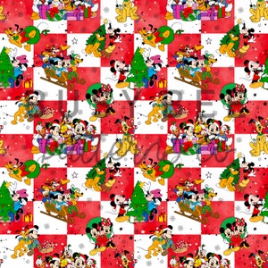 Op de afbeelding: Een rood-wit geruite achtergrond met een herhalend patroon van Mickey Mouse en zijn vrienden die kerst vieren. De personages zijn gekleed in feestelijke kleding en houden geschenken, ornamenten en een kerstboom vast. Er zijn ook sneeuwvlokken en andere winterse elementen verspreid over het ontwerp.